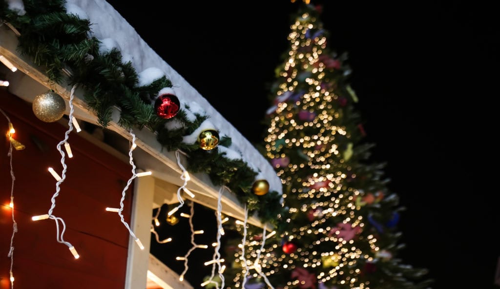 Anchorage Holiday Lighting, Minus the Slips: Ice-Smart Setup Tips for Safer Roofs